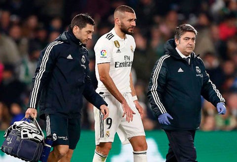 Karim Benzema sale del campo por una lesión en su dedo