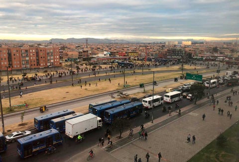 Manifestantes bloquean vías cerca al Portal de las Américas