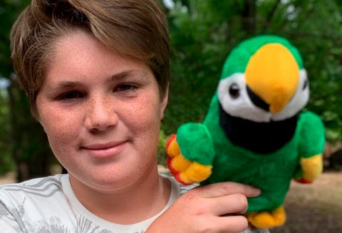 Renato Barrera sostiene a un juguete similar a Chimuelo, su pajarito.