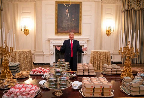 Donald Trump ofrece hamburguesas en la Casa Blanca