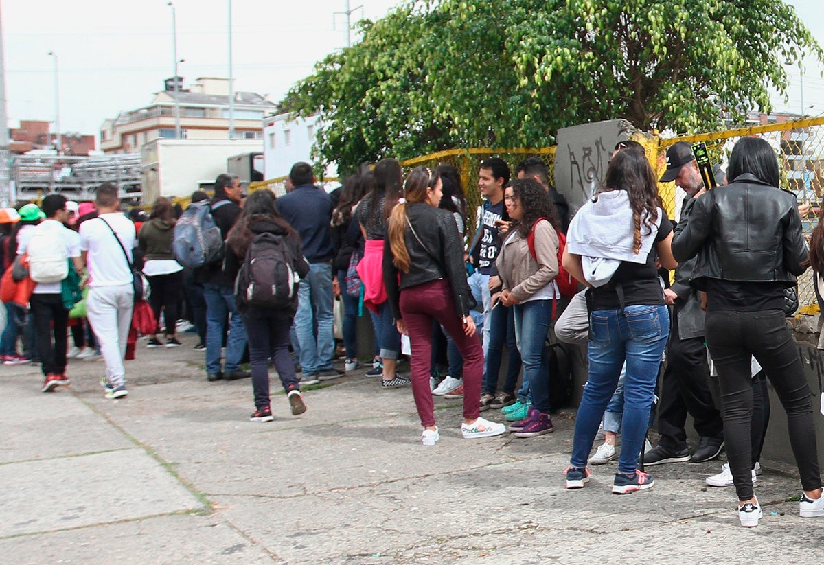 Jóvenes haciendo fila en Bogotá, en inmediaciones del Estadio El Campín
