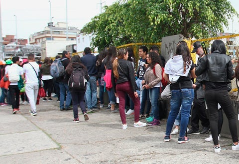 Jóvenes haciendo fila en Bogotá, en inmediaciones del Estadio El Campín