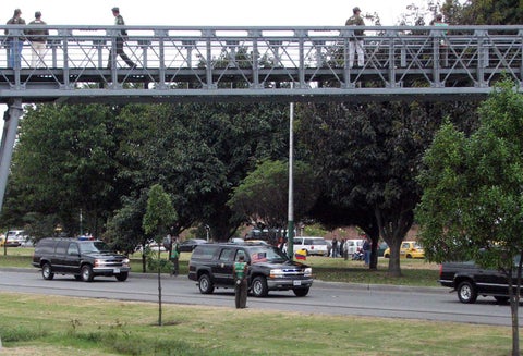 Escoltas de la Unidad Nacional de Protección ejerciendo en Bogotá