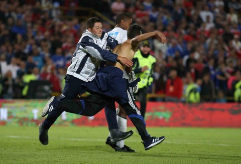 Hincha de Millonarios invadió la cancha en partido contra América
