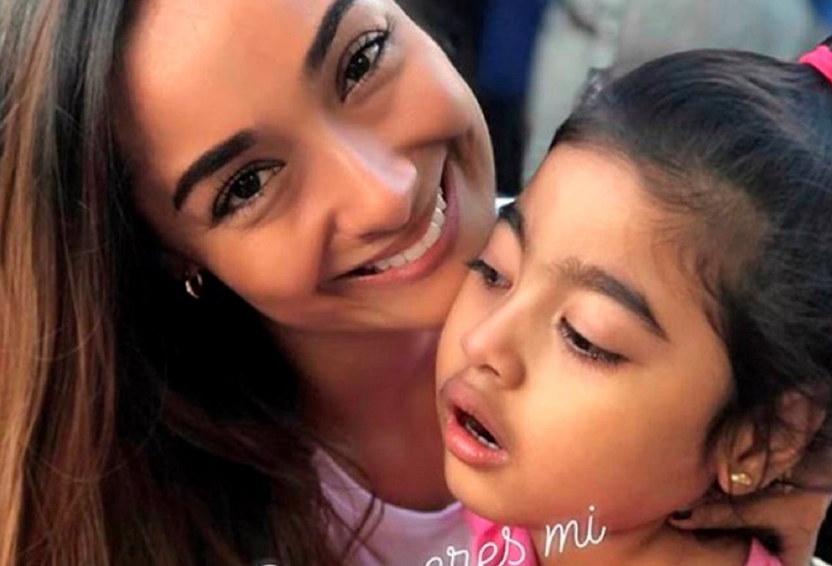 Con una fotografía, Alexandra Gómez envió un conmovedor mensaje a su hija Julieta.