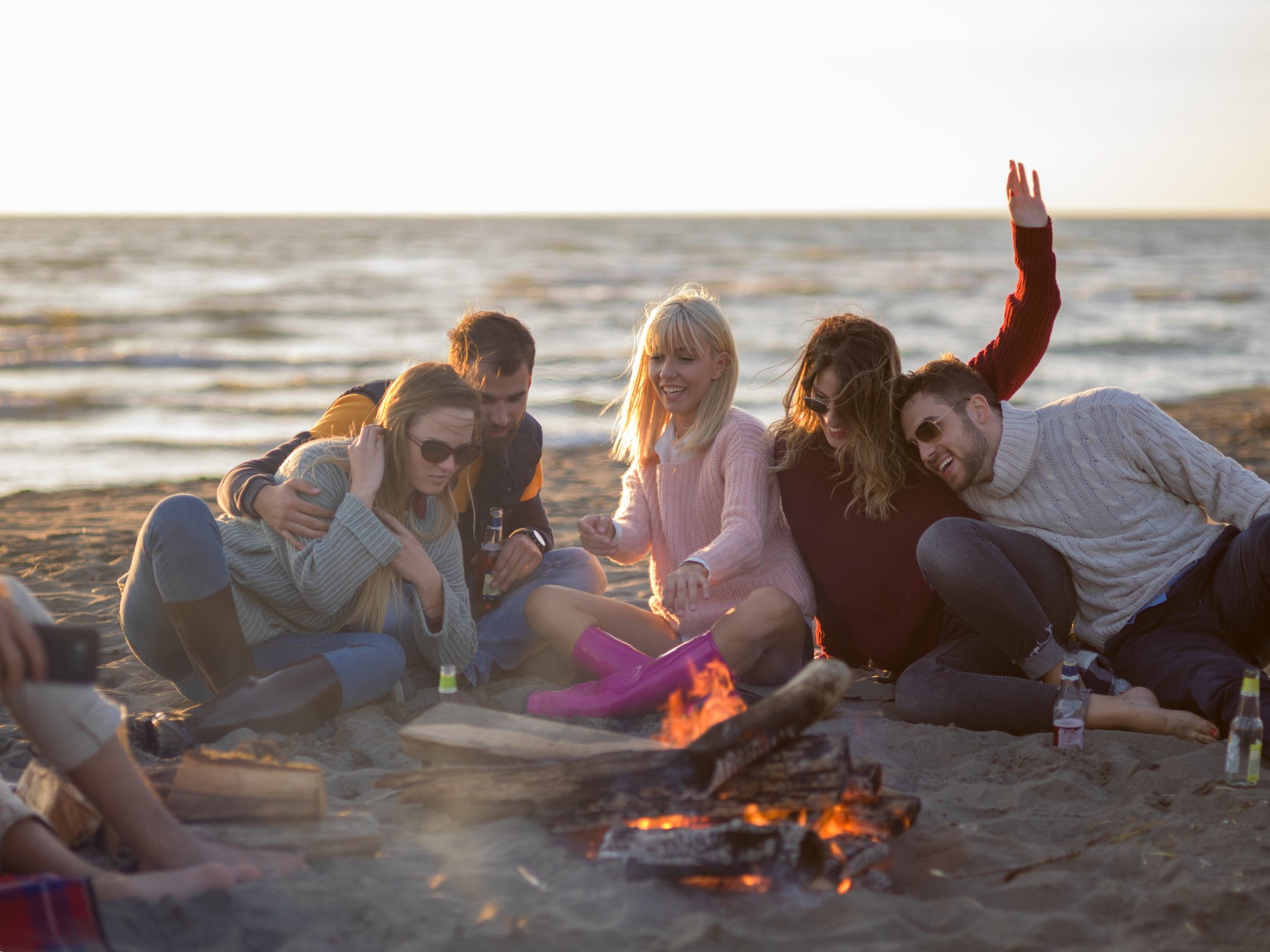 Amigos compartiendo en la playa