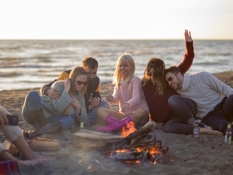 Amigos compartiendo en la playa