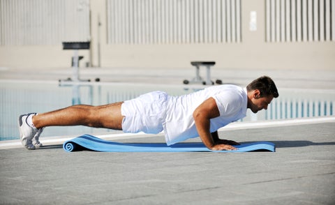 Un hombre haciendo ejercicio al aire libre