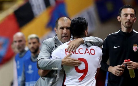 Leonardo Jardim celebrando junto a su capitán