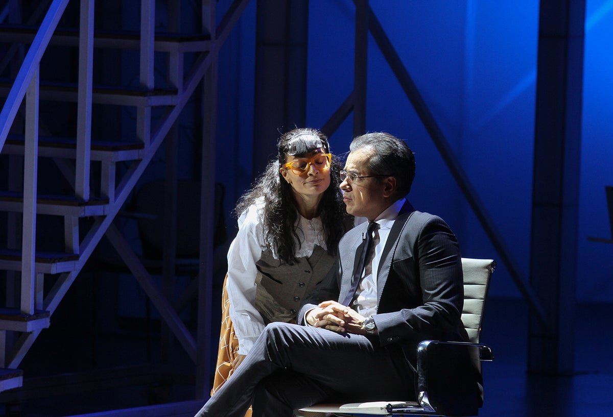 Ana María Orozco y Jorge Enrique Abello durante la obra de teatro "Betty la Fea", en el Teatro de Bellas artes de Bogotá, el 7 de abril de 2017
