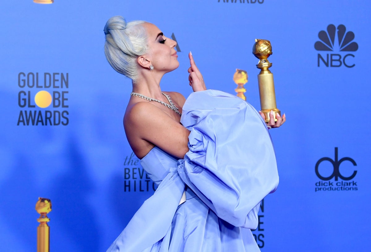 Lady Gaga cuando recibió su premio Globo de Oro por 'A Star is Born'