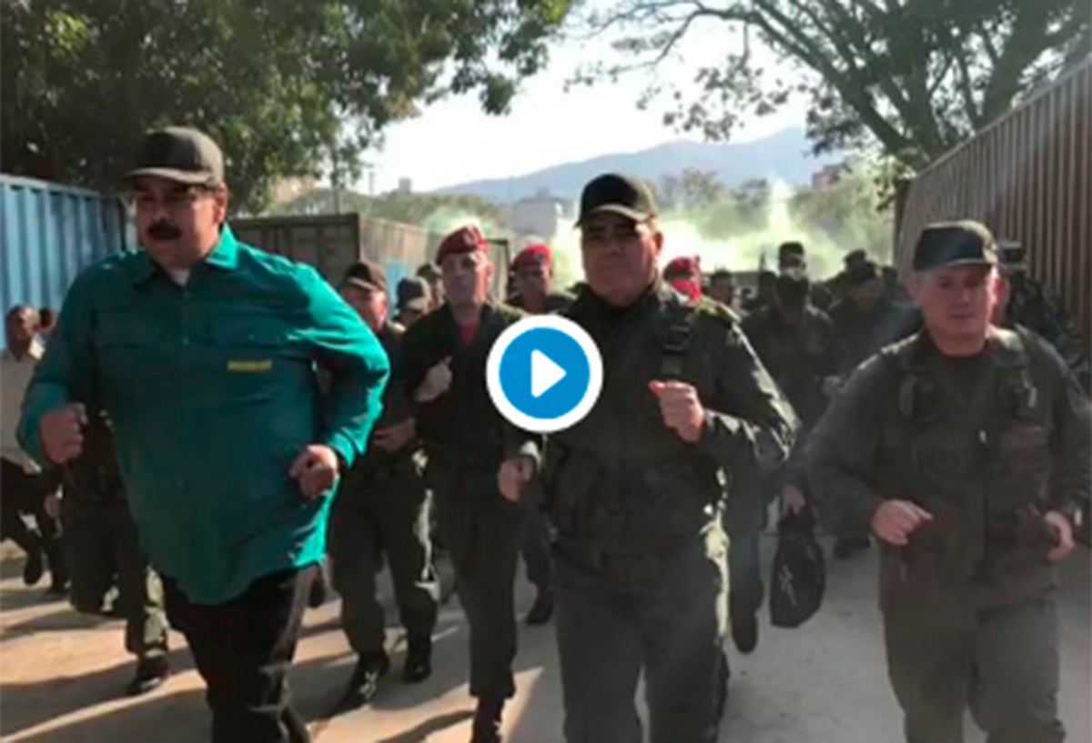 Nicolás Maduro, presidente de Venezuela, corriendo en compañía de militares