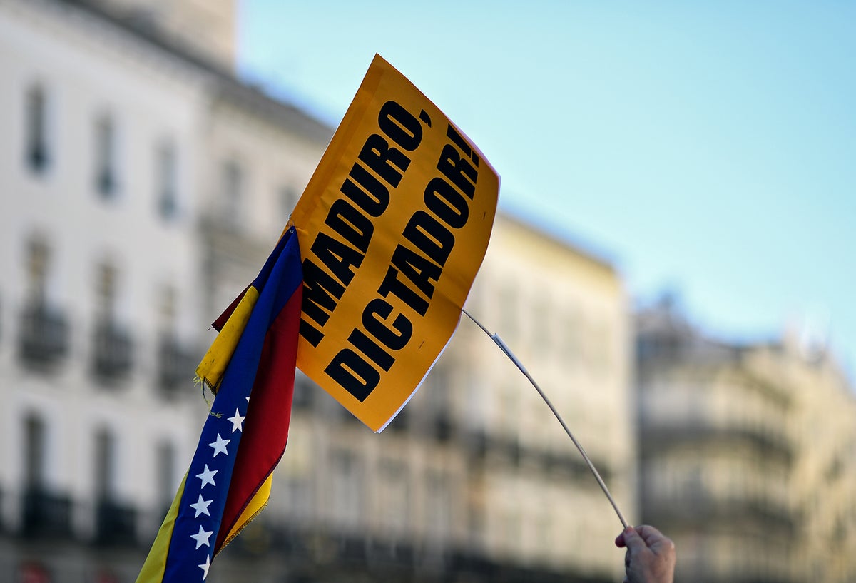 Una pancarta contra Nicolás Maduro expuesta por un venezolano en Madrid (España)