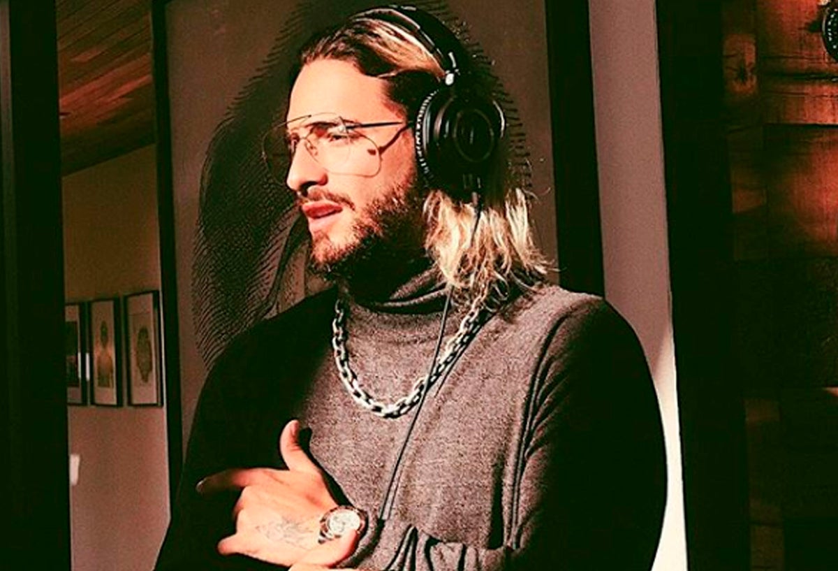 El cantante compartió una fotografía antes de una cirugía.