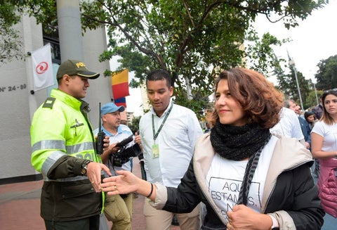 Nancy Patricia Gutiérrez, ministra del Interior, en la marcha que tuvo lugar en Bogotá tras el atentado en la Escuela General Santander