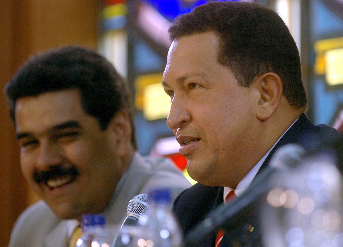 La figura de Hugo Chávez, fallecido tal día como hoy hace siete años, inunda cada rincón de Venezuela en forma de pintura, mural, pancarta o canción