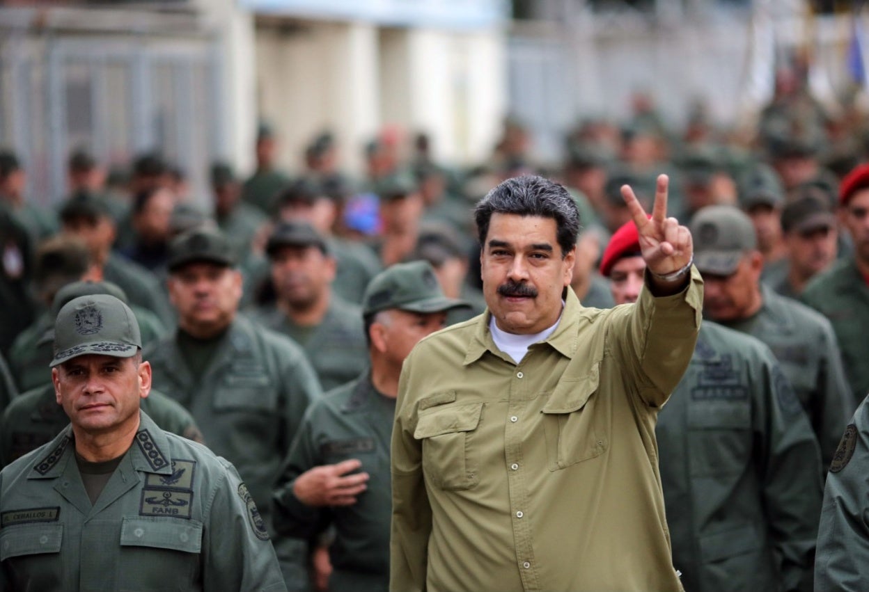 Nicolás Maduro y militares venezolanos