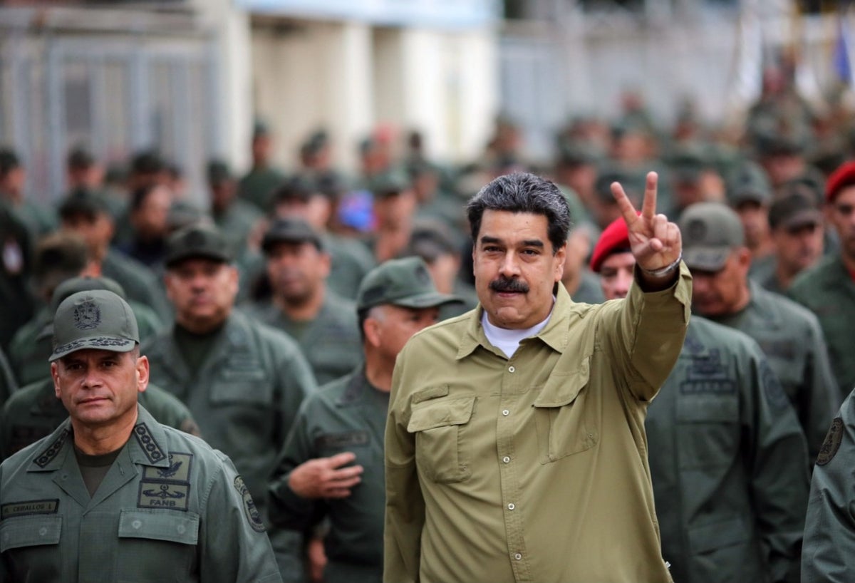 Nicolás Maduro y militares venezolanos