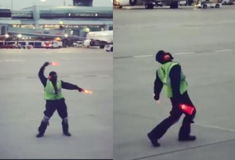Operario bailarín en aeropuerto de Canadá