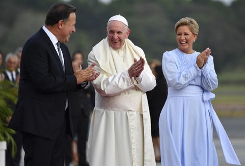 El Papa Francisco llegó a Panamá y fue recibido por el presidente Juan Carlos Varela y su esposa, Lorena Castillo.