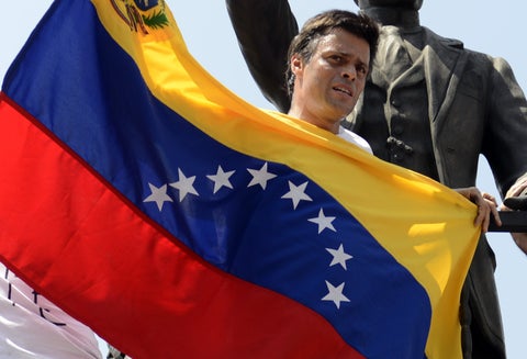 En 2014, Leopoldo López encabeza la oposición que realiza manifestaciones para exigir la salida de Maduro, con saldo de 43 muertos. El líder opositor es detenido en febrero de ese año y condenado en 2015 a casi 14 años de prisión.