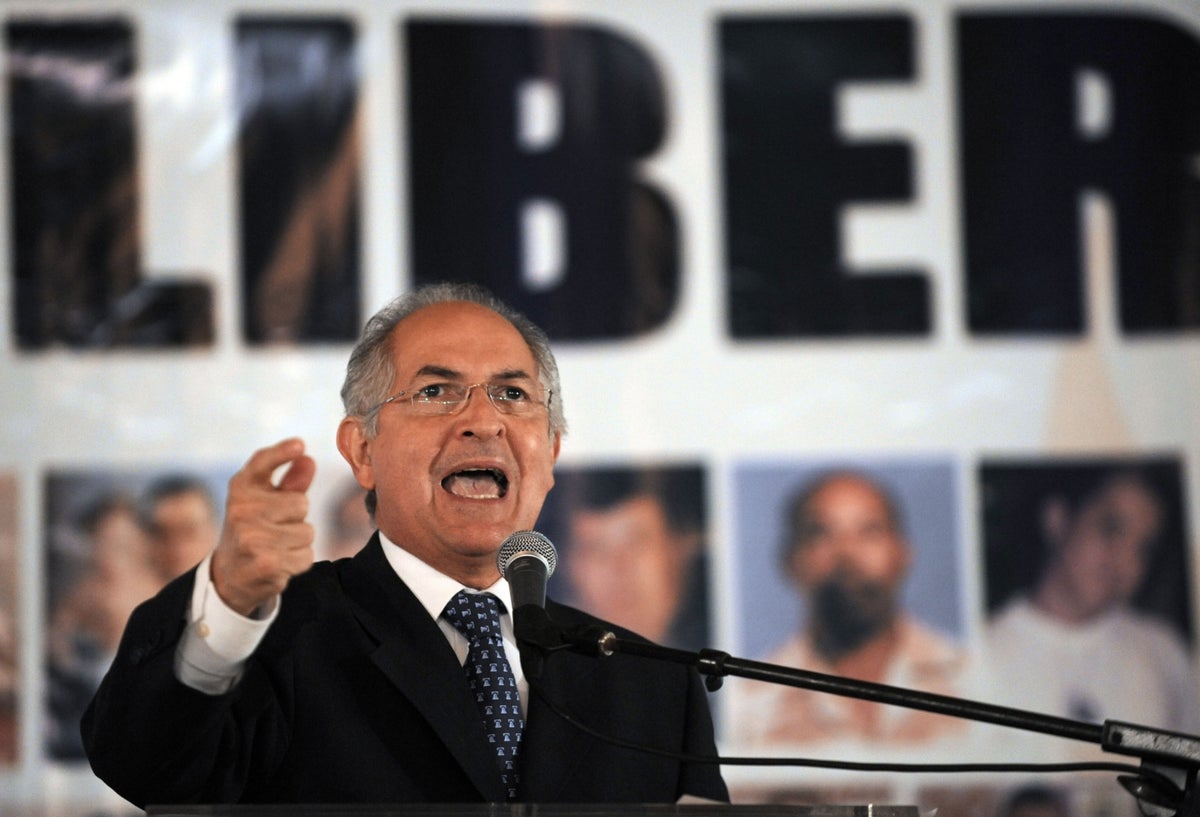 En febrero de 2015, el alcalde de Caracas, Antonio Ledezma, es encarcelado acusado de conspirar contra Maduro. Poco después pasa a arresto domiciliario y en 2017 huye a España.