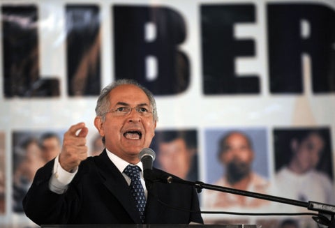 En febrero de 2015, el alcalde de Caracas, Antonio Ledezma, es encarcelado acusado de conspirar contra Maduro. Poco después pasa a arresto domiciliario y en 2017 huye a España.