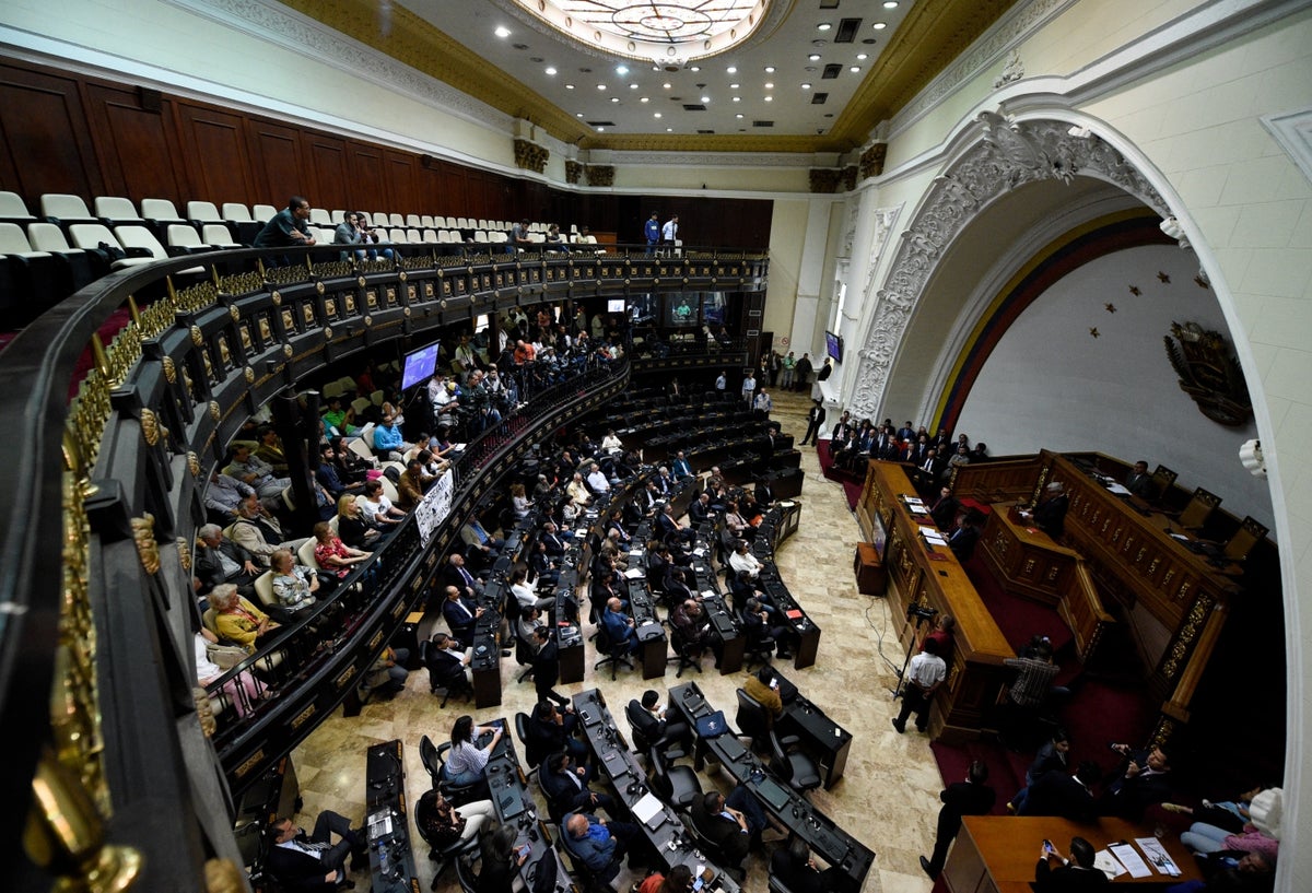 Apenas la oposición asumió su control en enero de 2016, la Asamblea Nacional de Venezuela fue declarada en desacato y sus decisiones nulas por el Tribunal Supremo de Justicia (TSJ).