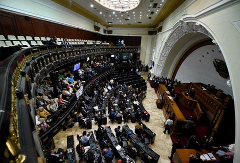 Apenas la oposición asumió su control en enero de 2016, la Asamblea Nacional de Venezuela fue declarada en desacato y sus decisiones nulas por el Tribunal Supremo de Justicia (TSJ).