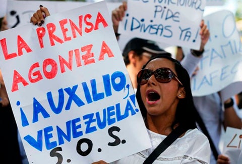Manifestantes en Caracas (Venezuela) protestando por los ataques del régimen de Nicolás Maduro contra la prensa