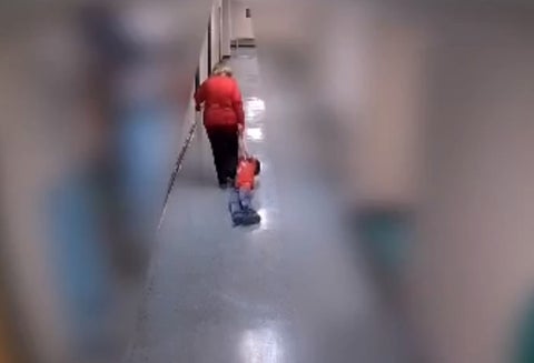 Profesora arrastra a un niño en una escuela