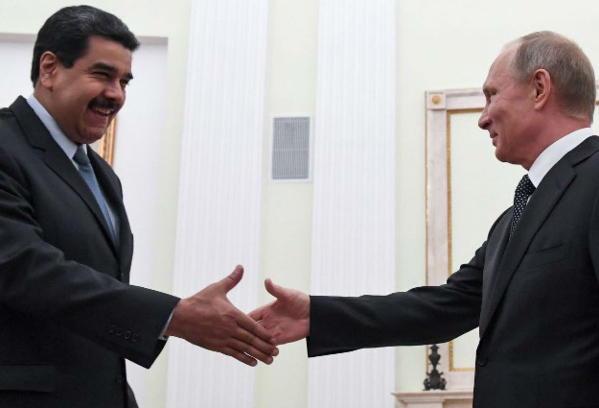 El presidente de Venezuela, Nicolás Maduro estrecha la mano de su homólogo de Rusia, Vladimir Putin.