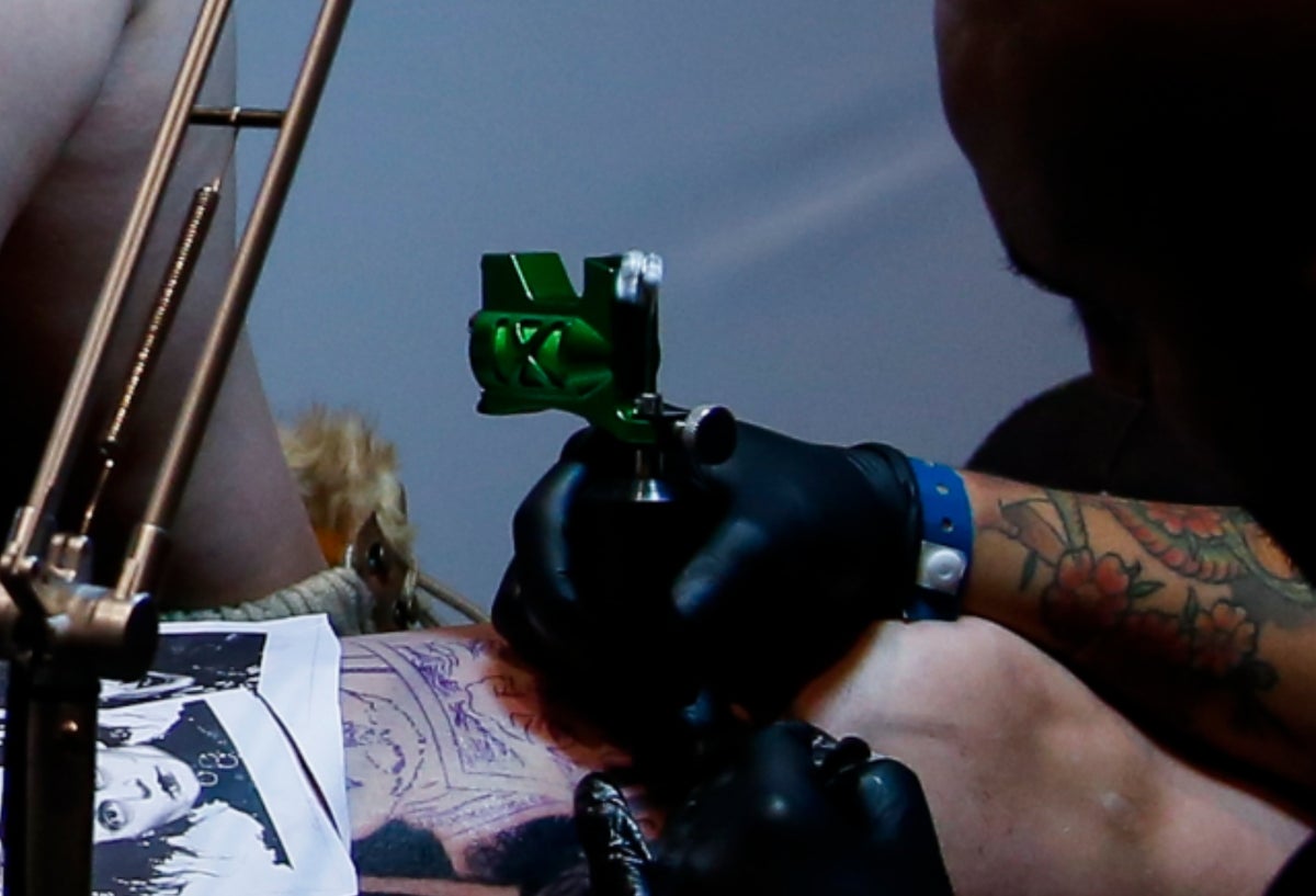 La mujer debió afrontar varios problemas de salud luego de hacerse el tatuaje.