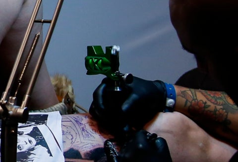 La mujer debió afrontar varios problemas de salud luego de hacerse el tatuaje.