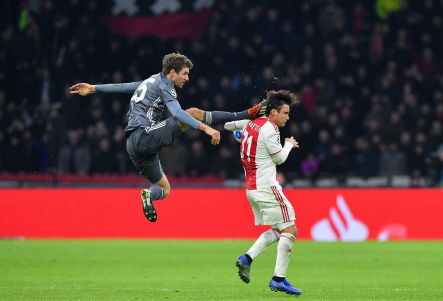 Thomas Müller sancionado por esta falta a jugador del Ajax