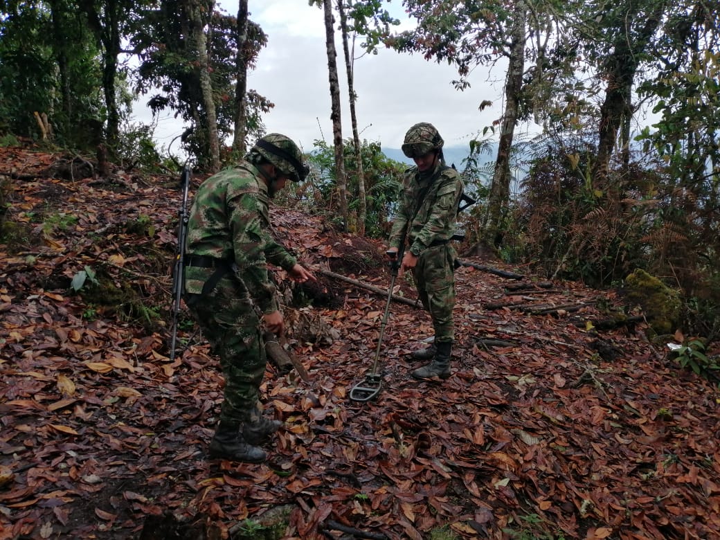 Destruyen artefacto explosivo y hallan fusil Ak 47 al sur del Tolima