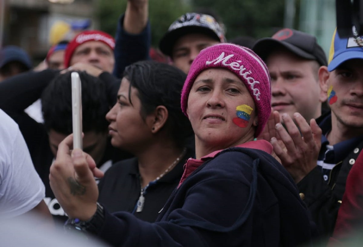 Concentración de venezolanos en el Carulla de la Calle 85