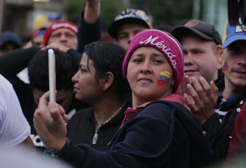 Concentración de venezolanos en el Carulla de la Calle 85