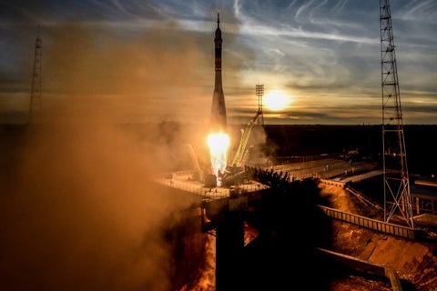Cohete viaja al espacio