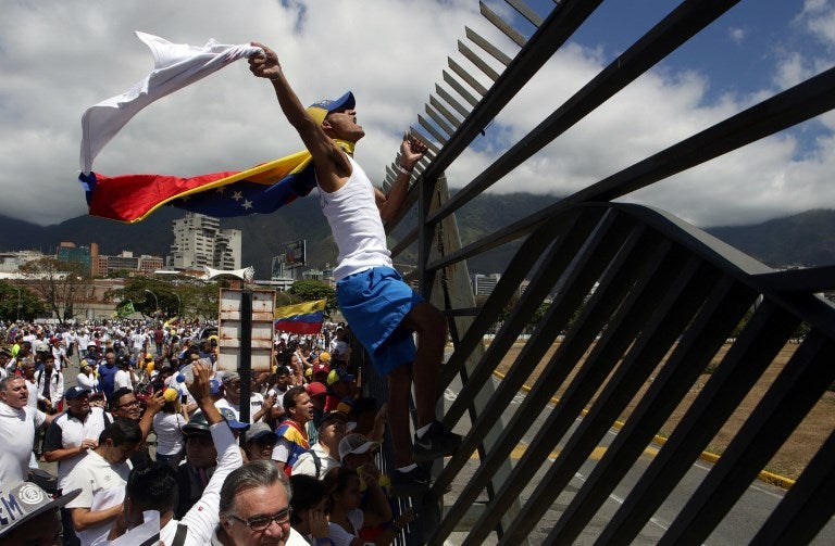 Venezolanos protestan en la frontera