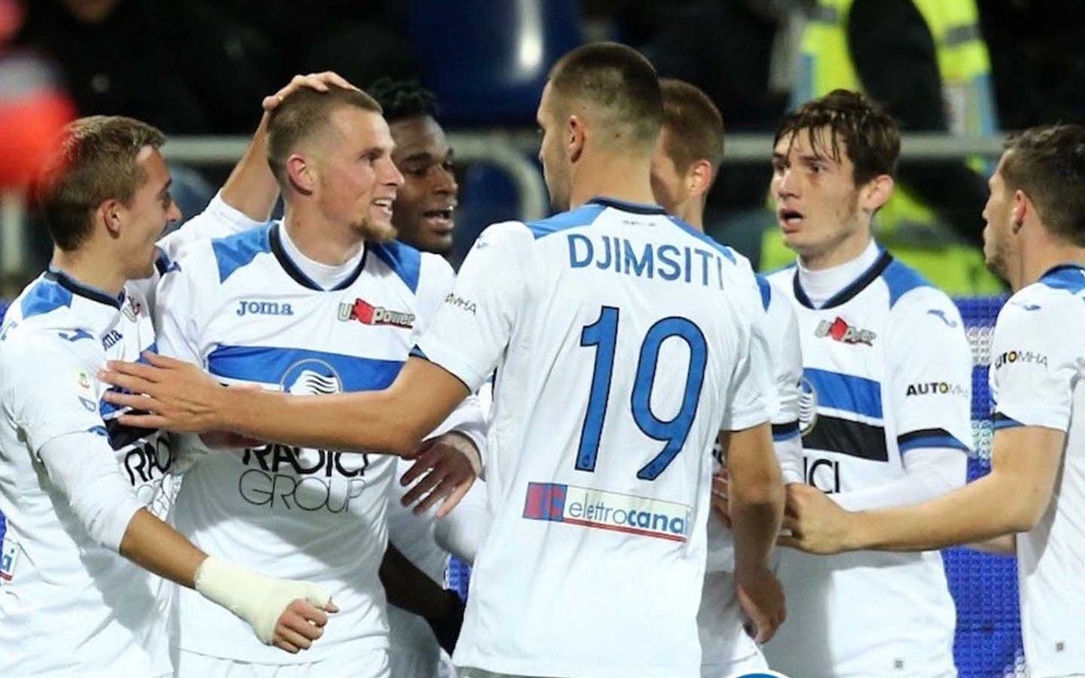 Duván Zapata celebrando con sus compañeros en Atalanta