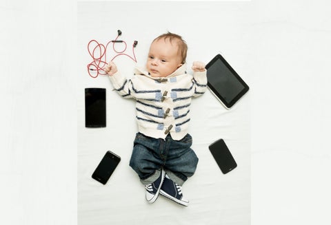 Bebé con dispositivos electrónicos
