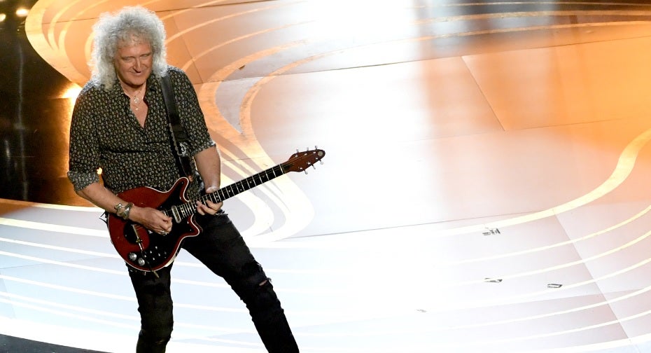 Brian May en el tributo a Queen en los Óscar