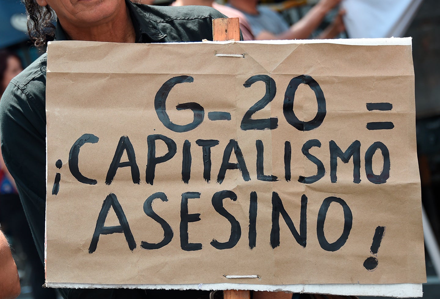 Un ciudadano protestando contra el G20 en Buenos Aires (Argentina), el 30 de noviembre de 2018