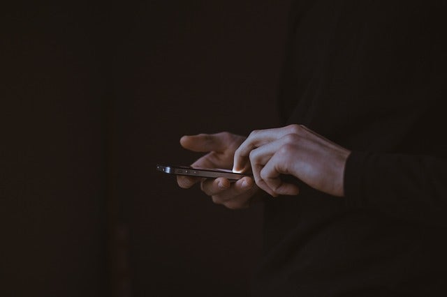 Una persona haciendo uso de su celular
