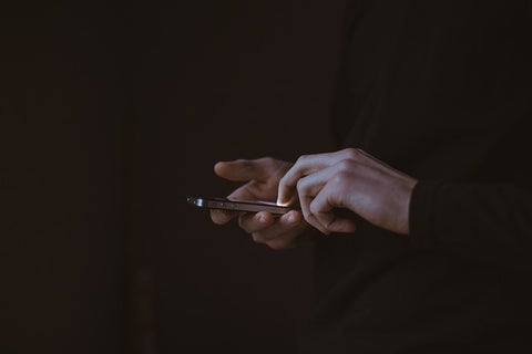 Una persona haciendo uso de su celular