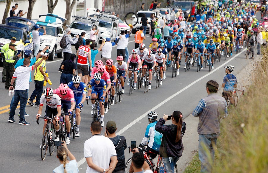 El pelotón principal durante la segunda etapa del Tour Colombia