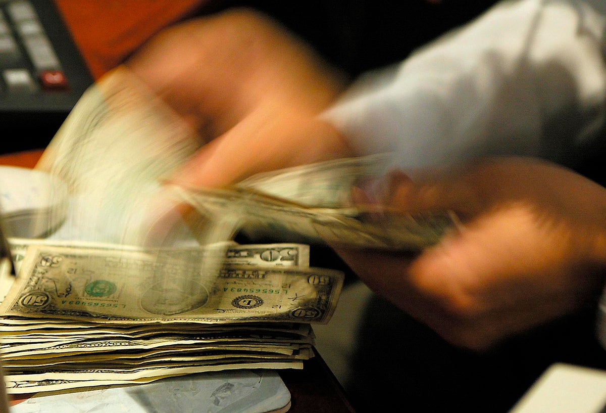 El dólar en venta en una casa de cambio en Bogotá