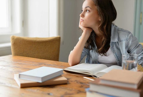 Estudiante meditando