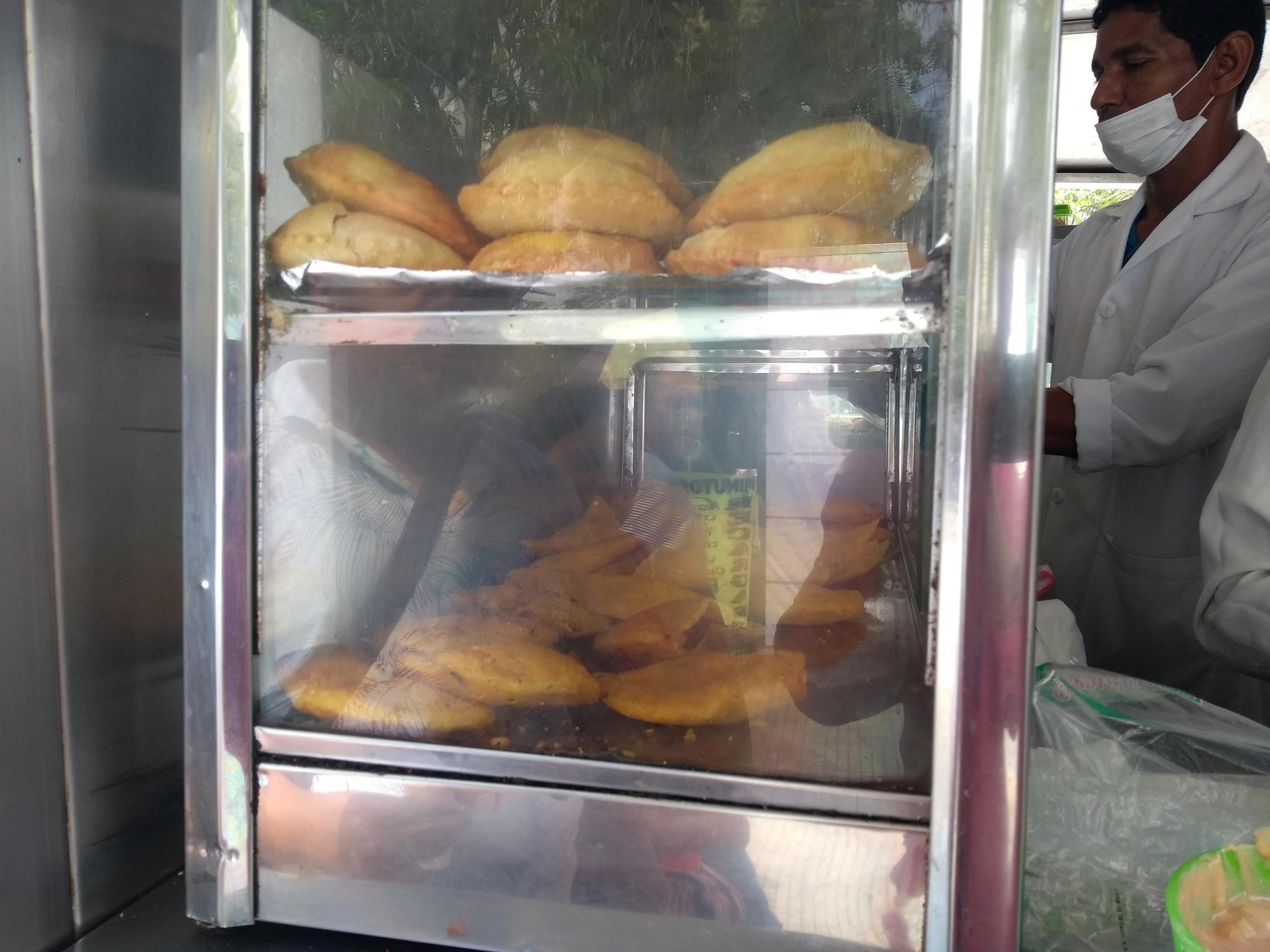 Algunas empanadas contienen harina, carne y pollo.